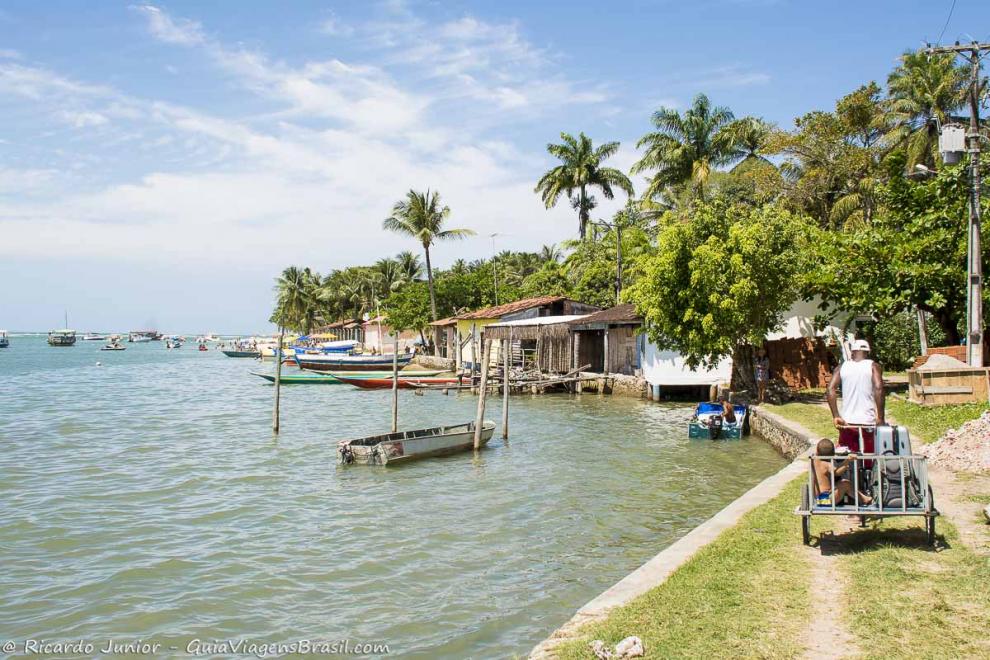 Imagem das  casas coladas no mar da Praia da Boca da Barra.